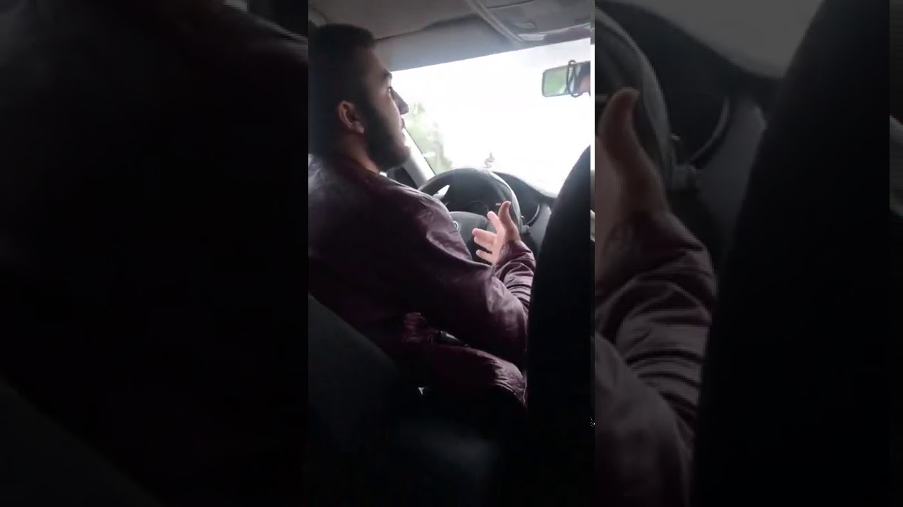 Пассажирка раздвинула ноги перед таксистом ради траха