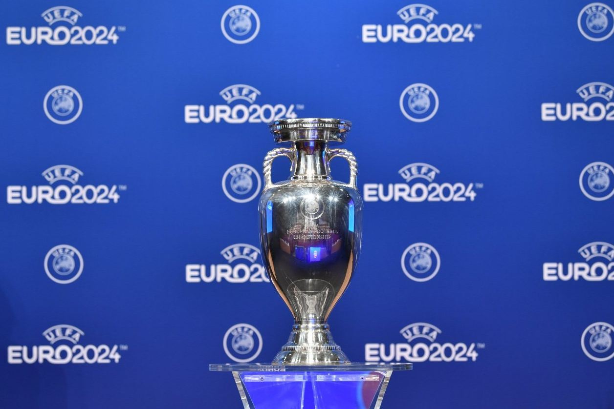 Футбол евро 2024 турнирная. УЕФА евро 2024. Кубок евро 2024. Кубок Европы по футболу 2024. Чемпионат Европы по футболу 2024 логотип.