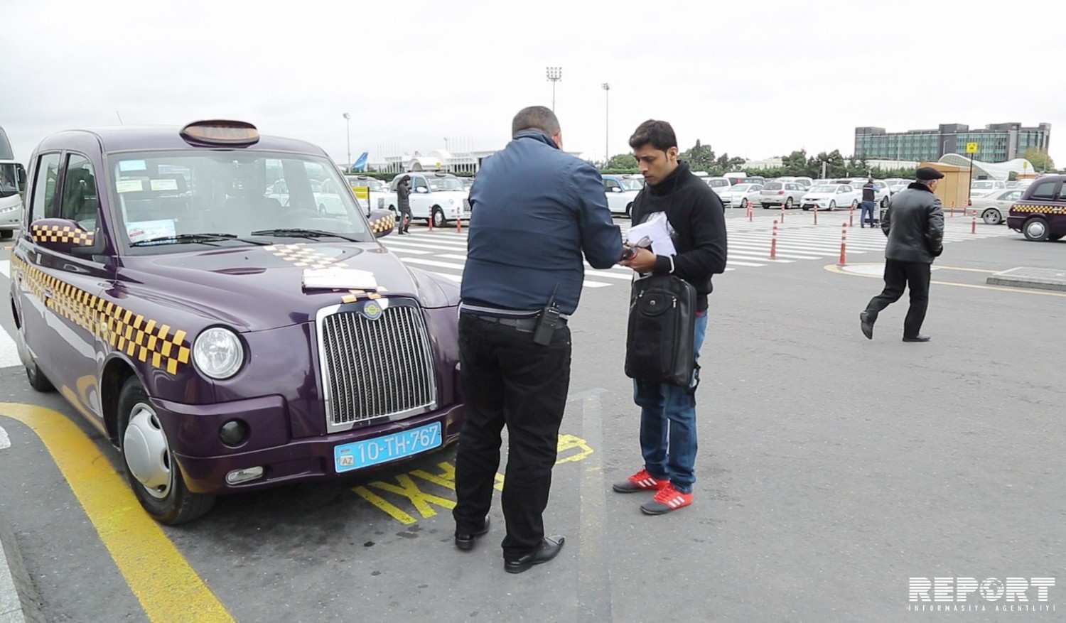 Такси в азербайджане. Таксисты в Баку. Бакинский такси аэропорта. Таксисты в аэропорту.