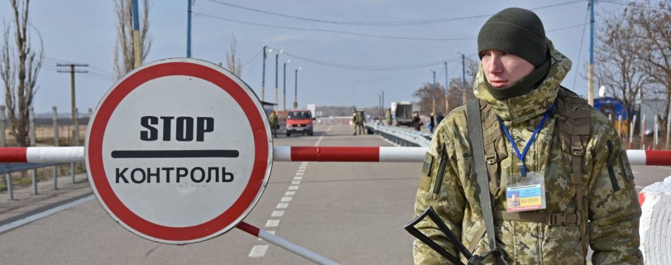 Украина запрет россия запрет. Украинке запретили въезд в Россию. Военные на въезде в Украину.