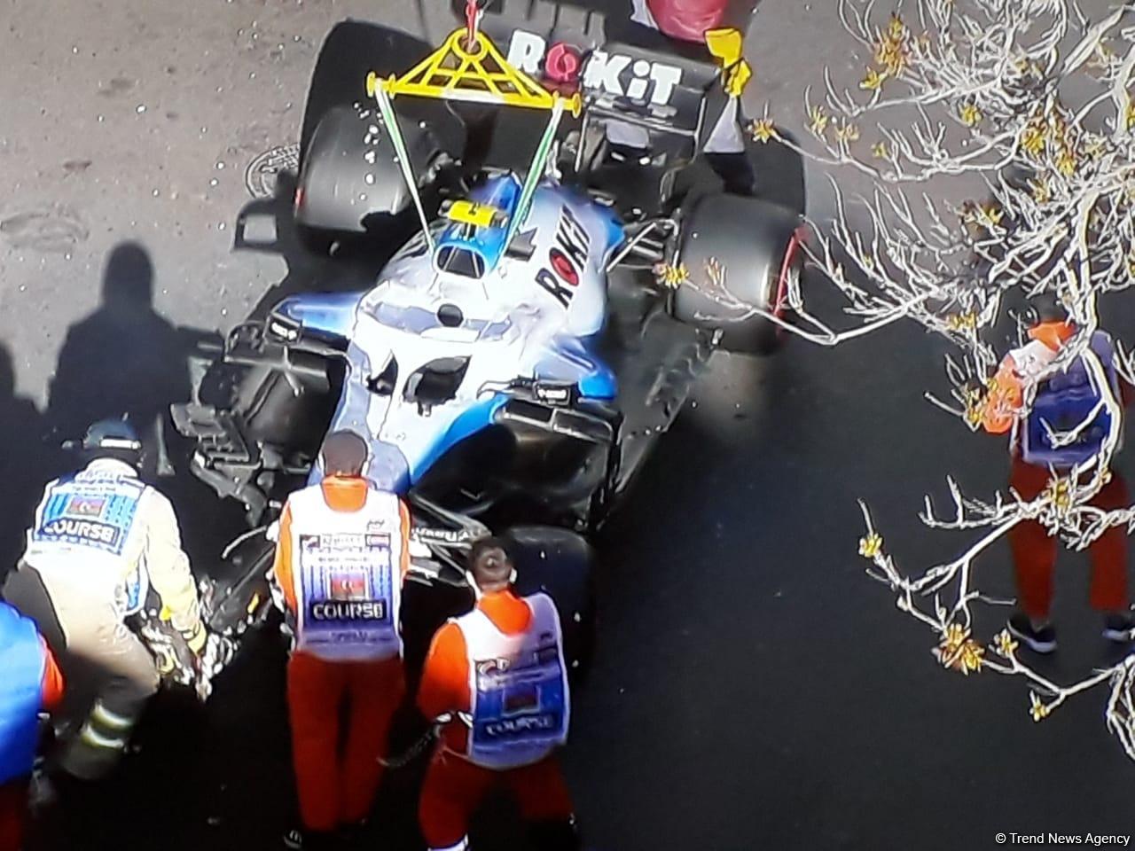 Авария в Гран При Формулы 1 SOCAR Азербайджан: болид врезался в тротуар -  ФОТО