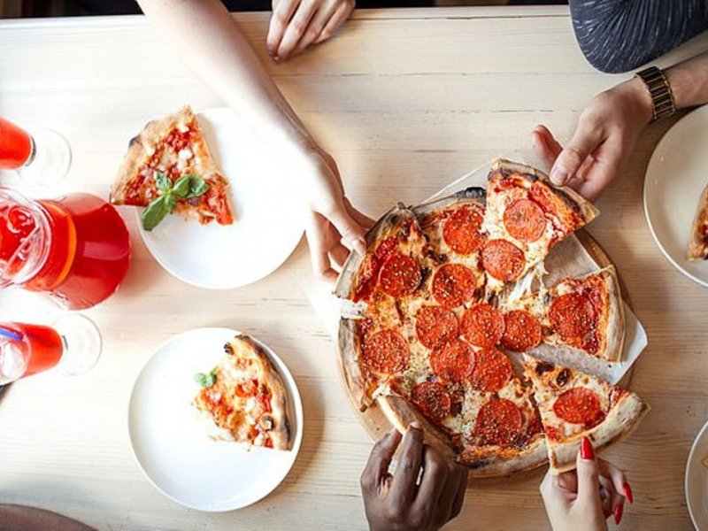 Take fresh. Корзина вредного питания с пиццей. Стрит ланч на русском. Hand taking a pizza.