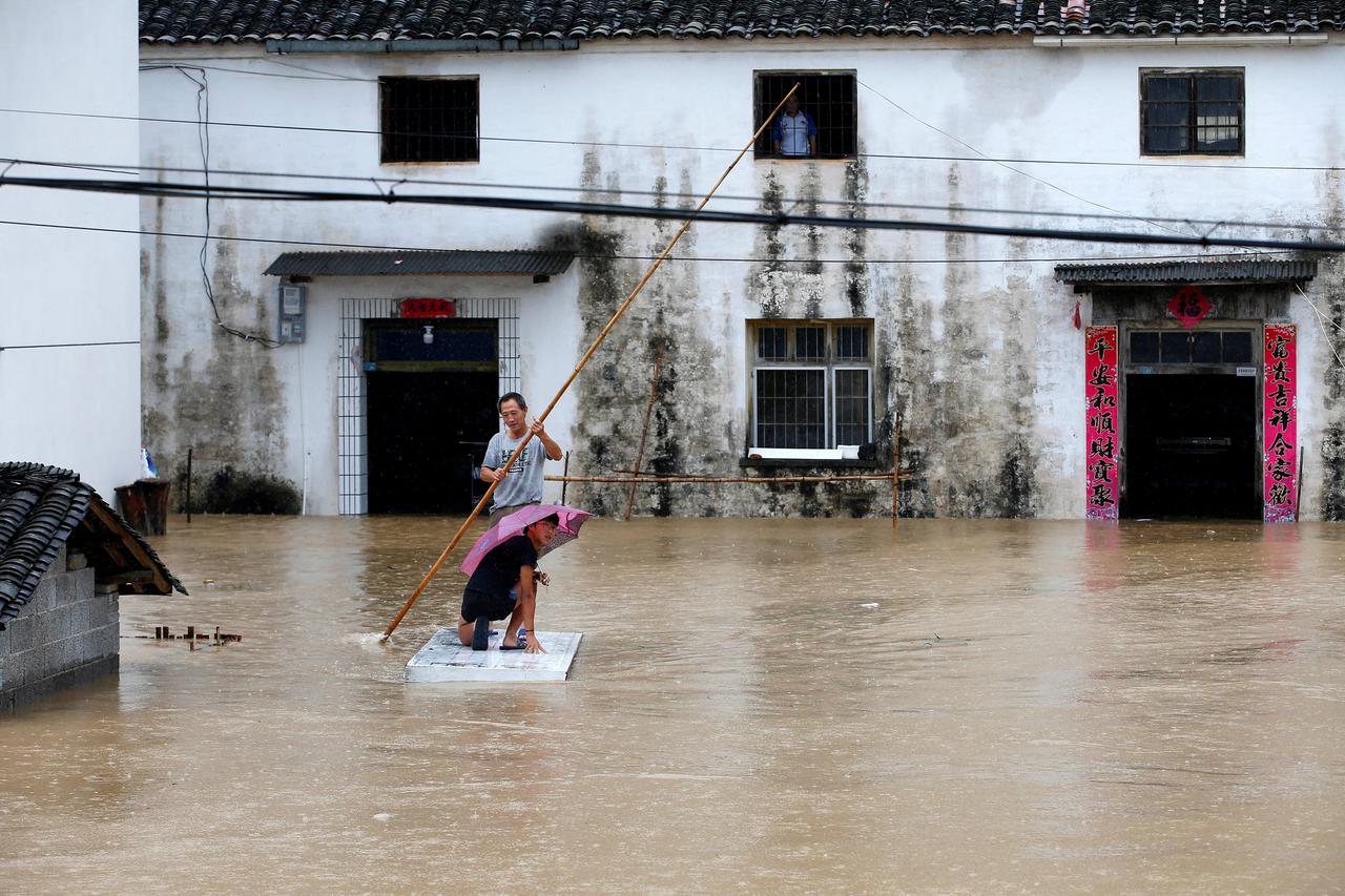 Дождь на китайском. Наводнение в Хэнань. Наводнение в Китае 2020. Наводнение в Пекине. Наводнение Хунань 2020.