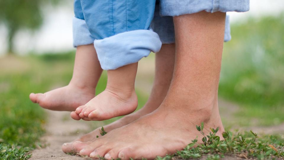 Хождение босиком: отдых ног и профилактика плоскостопия