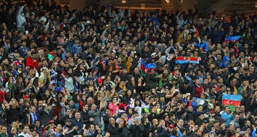 Сколько болельщиков на стадионе. Болельщики Азербайджана. Сербские болельщики на стадионе. Болельщики на матче. Футбольный стадион с болельщиками.