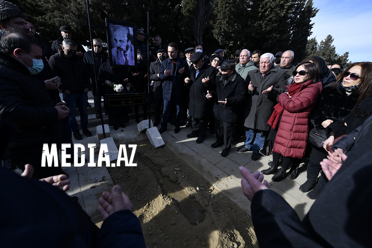 Закопать фотографию живого человека