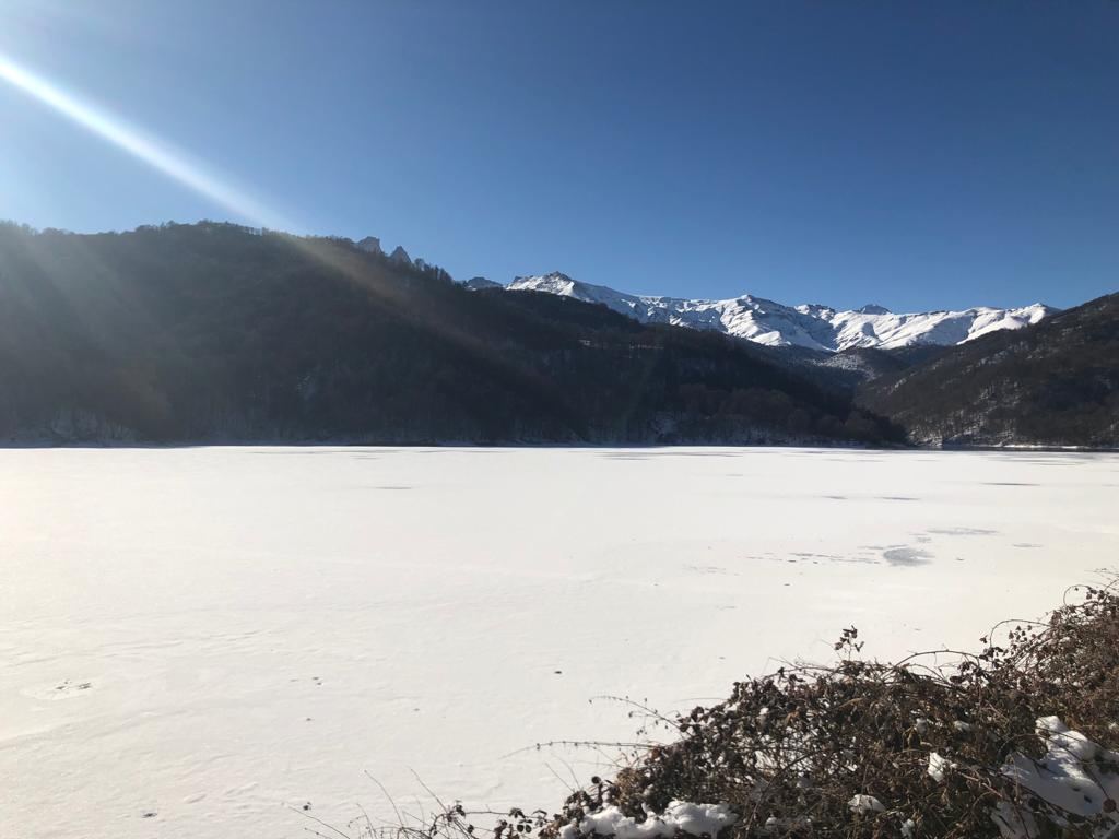 Замерзшее озеро Аракуль Нарын