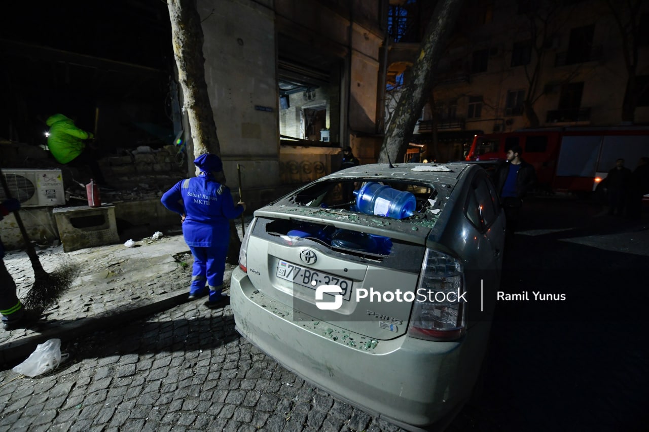 В Баку от взрыва в ночном клубе повреждены 13 автомобилей