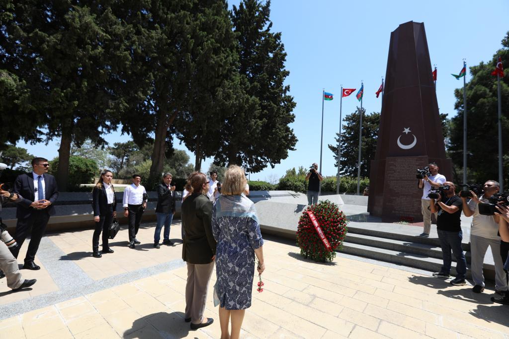 Аллея почетного захоронения в баку фото с описаниями