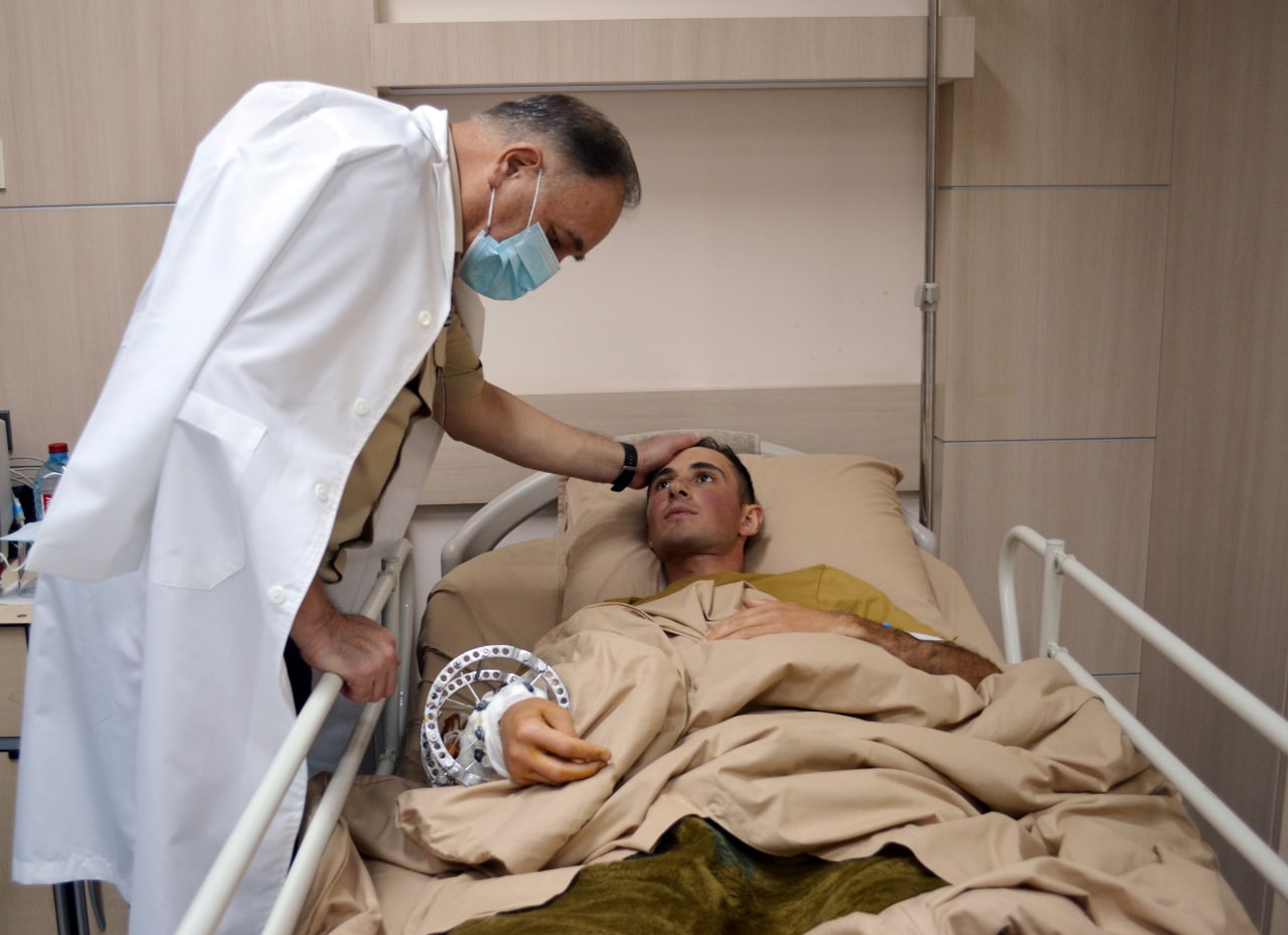 Госпитали на украине. Раненый солдат в госпитале. Военный госпиталь раненные.
