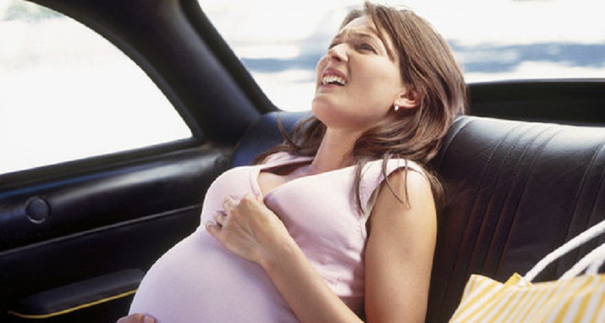 Беременность и роды в 2020. Беременна женщены рожают в машине.