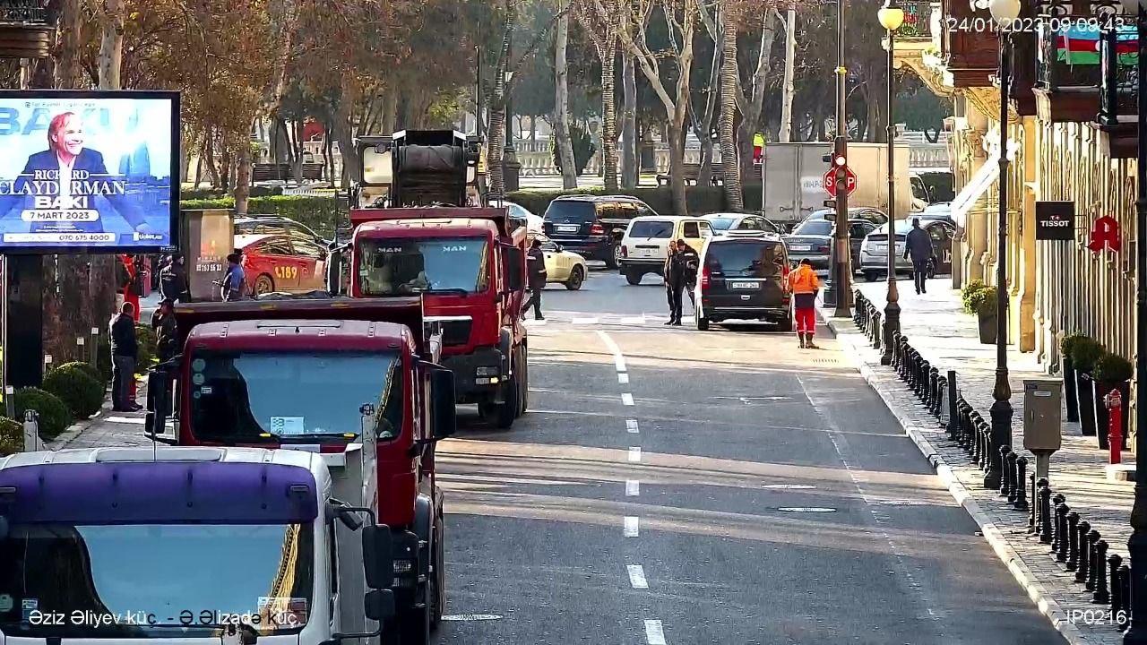 В Баку в связи с ремонтными работами ограничено движение транспорта на  одной из улиц - ФОТО