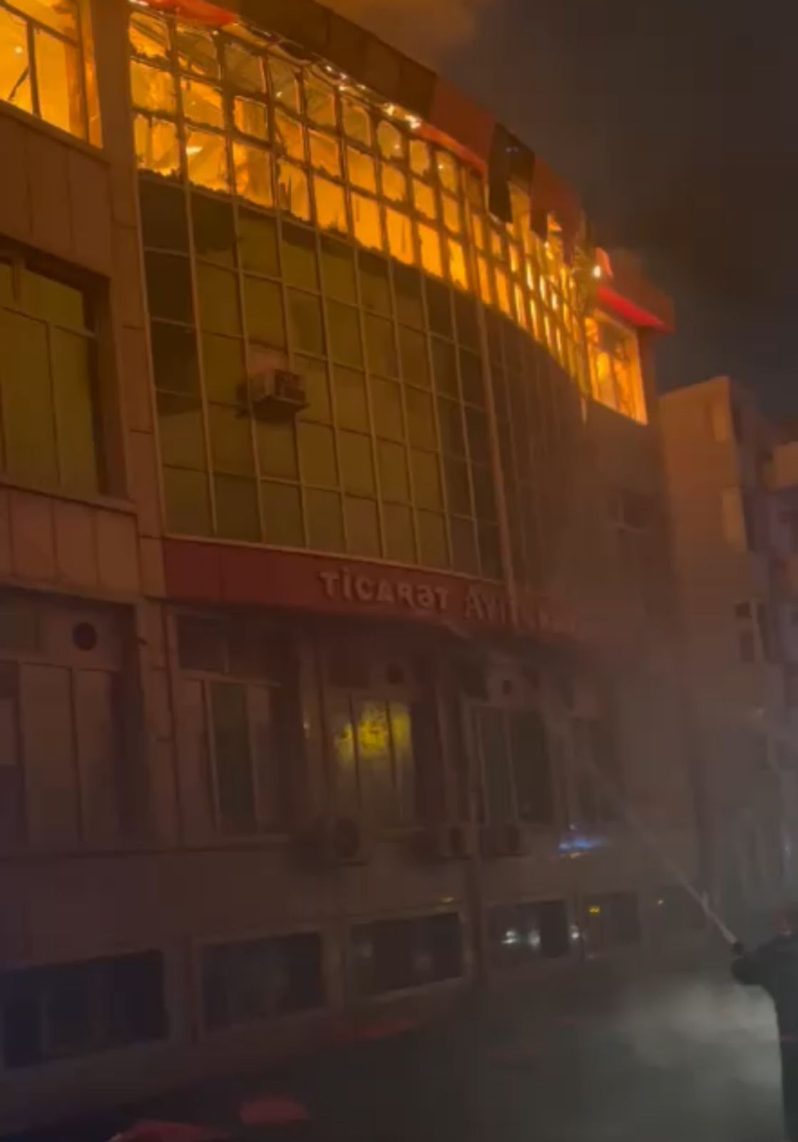 Пожар на торговом объекте в Баку потушен: травмы получил сотрудник полиции  - ВИДЕО/ФОТО/ОБНОВЛЕНО