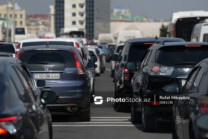 Старые автомобили в Азербайджане назвали одной из причин пробок
