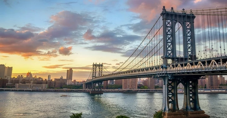В США беглец прыгнул с 30-метрового моста в озеро, спасаясь от полиции