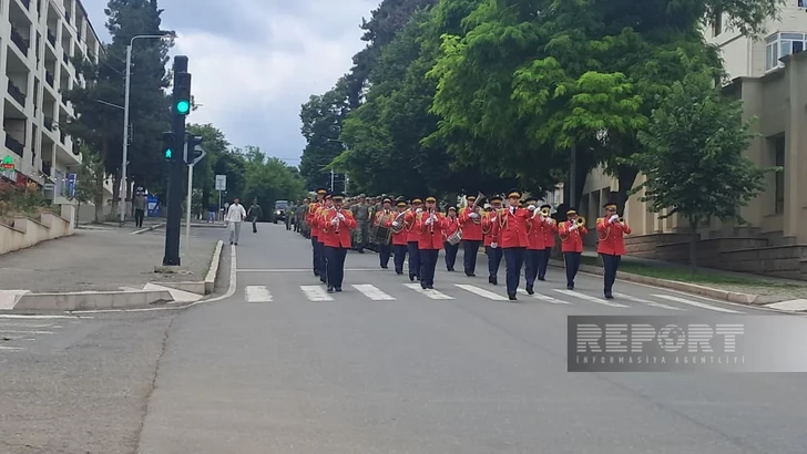 Военный оркестр и торжественный марш: в Ханкенди отмечают День Вооруженных сил