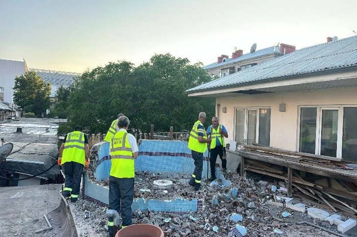 Media.az - Новости Азербайджана - Бассейн над головами жильцов: в Баку начали снос опасных конструкций на крыше дома
