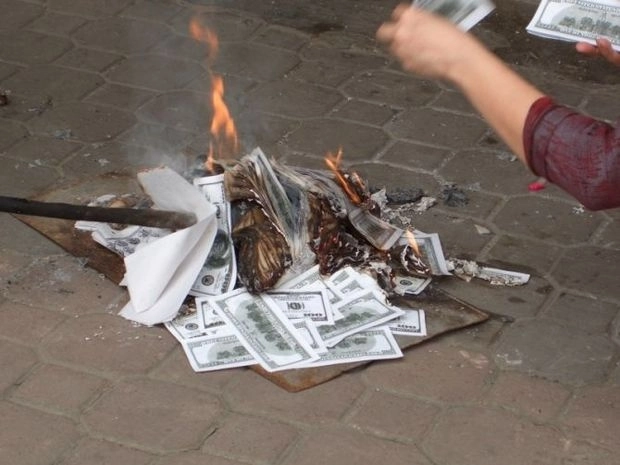Азербайджанцы сжигают доллары в знак поддержки Турции - ВИДЕО