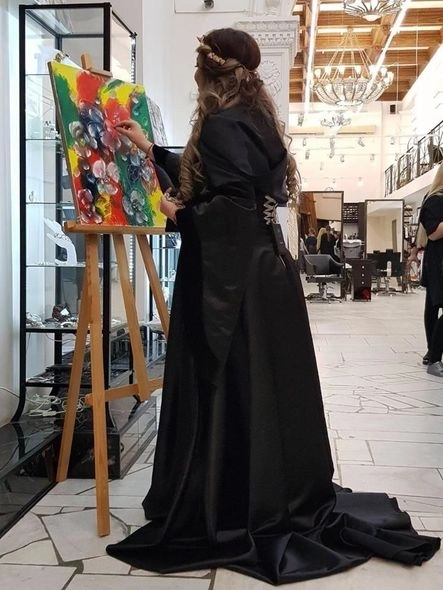 Ульвия Мусаева - художник, которая рисует пальцами и разговаривает с картинами