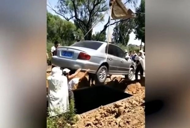 В Китае мужчину похоронили в автомобиле