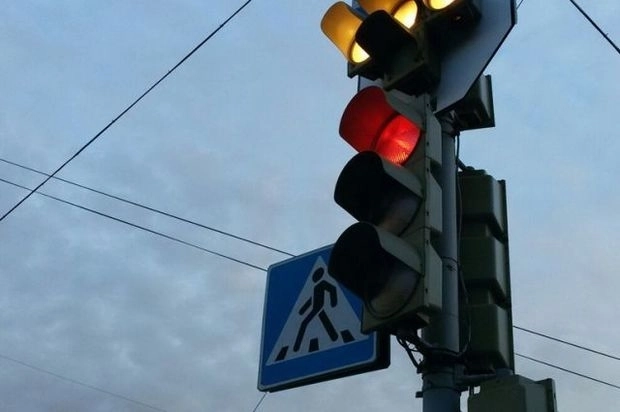В Баку водителей штрафуют по вине «неправильного» светофора – ВИДЕО