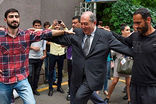 Президент Армении станцевал азербайджанский танец – ВИДЕО