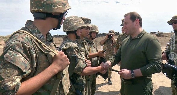 Министр обороны Армении побывал в Карабахе