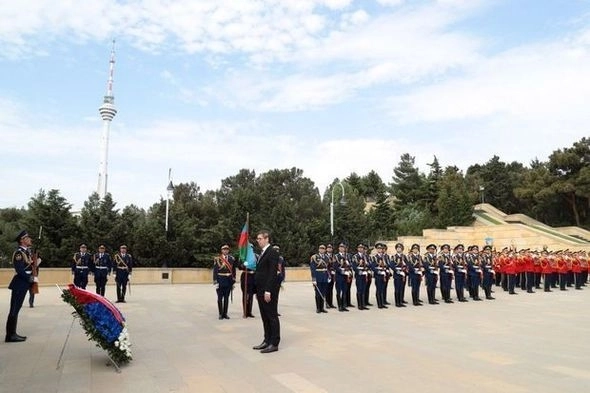 Сербский президент посетил Аллею шехидов – ФОТО
