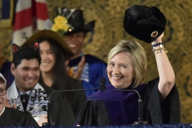 Хиллари Клинтон примерила русскую шапку-ушанку – ВИДЕО