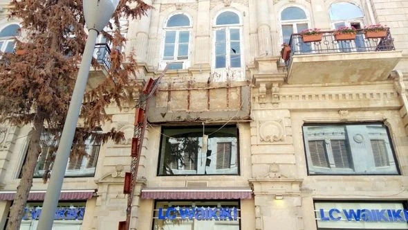 На «Торговой» обрушился балкон жилого дома – ФОТО