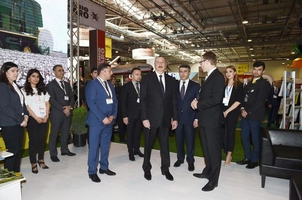 Ильхам Алиев на выставках в Баку – ФОТО