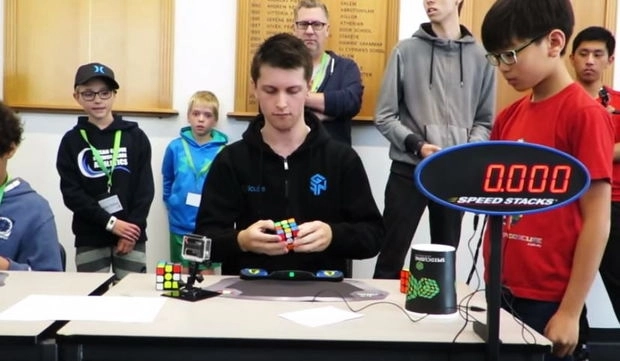 Австралиец установил новый рекорд скорости по сборке кубика Рубика – ВИДЕО