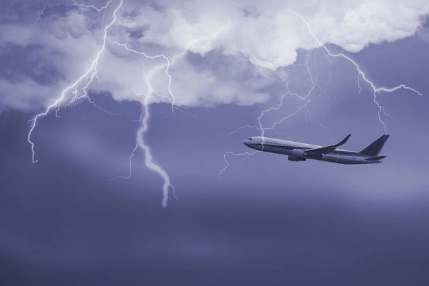 В самолет с туристами ударила молния