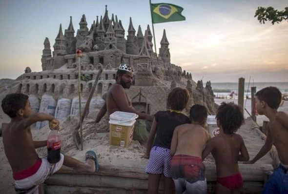 Мужчина живет в замке из песка 22 года — ФОТО