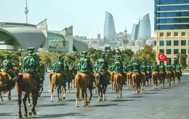 В Баку прошел военный парад