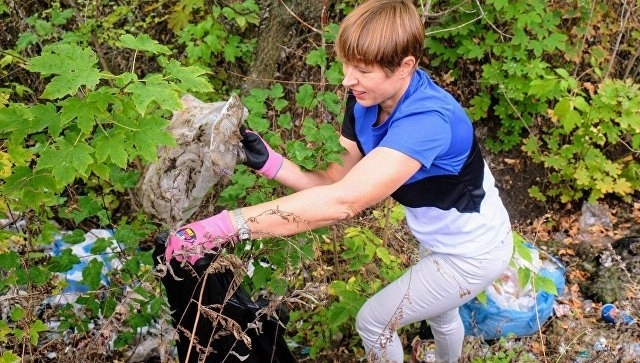 Президент Эстонии убрала мусор в украинском парке