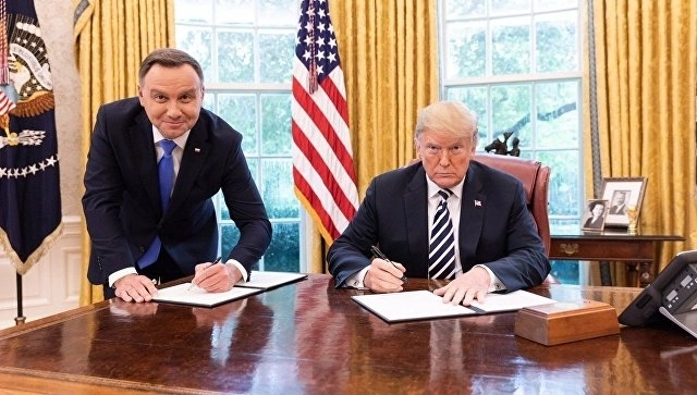 Польский телеканал уволил сотрудника за снимок Дуды с Трампом