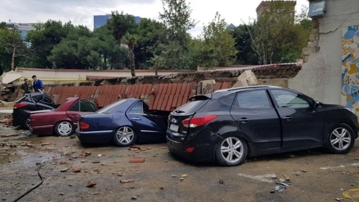 В Баку 6 автомобилей остались под обрушившимся ограждением – ФОТО