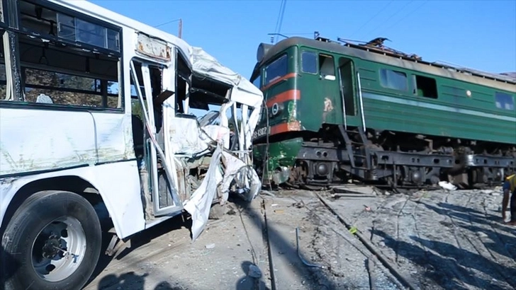 Момент столкновения автобуса с поездом в Баку – ВИДЕО