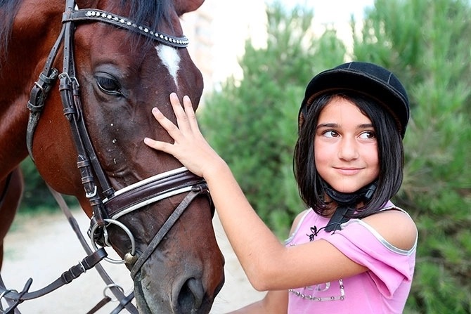 Юная наездница исполняет сложные трюки на лошади – ВИДЕО