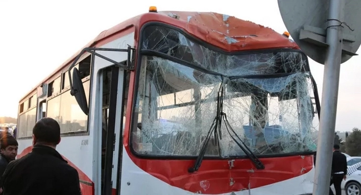 Очередная авария с участием автобуса в Баку. Пострадали мать и ее малолетний ребенок- ФОТО