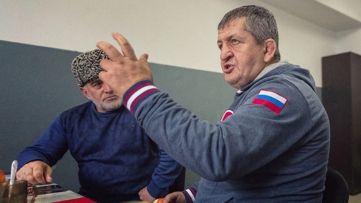 Отец Нурмагомедова пообещал наказать сына