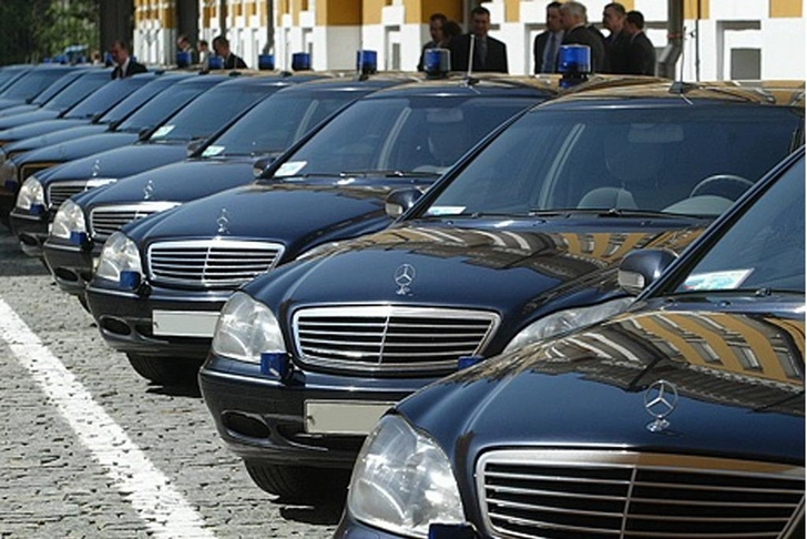 Со служебных авто в такси. В Азербайджане предлагают пересадить чиновников и сэкономить бюджет