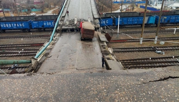 В России мост рухнул на поезд – ВИДЕО + ОБНОВЛЕНО