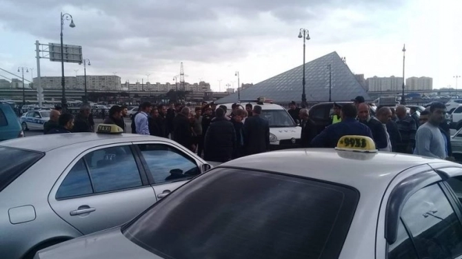Скандал между водителями такси и полицией в Баку – ФОТО