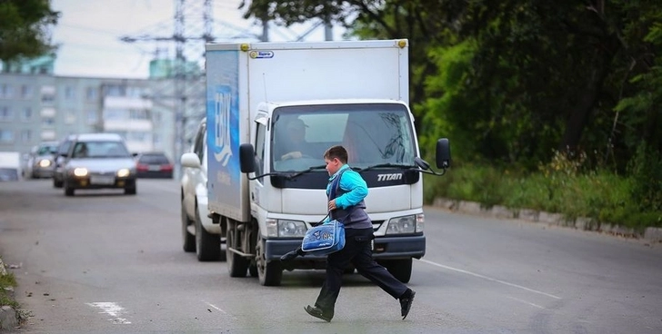 Опасные игры: бакинские школьники перебегают дорогу в неположенном месте – ВИДЕО