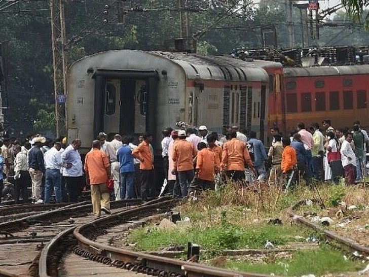 В Индии поезд наехал на толпу людей