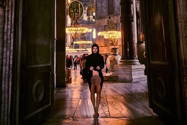 Модель задрала юбку в соборе Святой Софии в Стамбуле