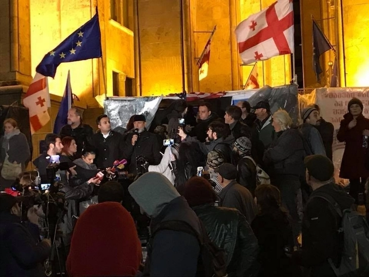 Кандидаты в президенты Грузии присоединились к акции протеста перед парламентом