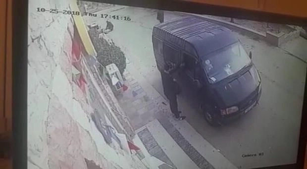 Кража из автомобиля в Баку попала на камеру – ВИДЕО
